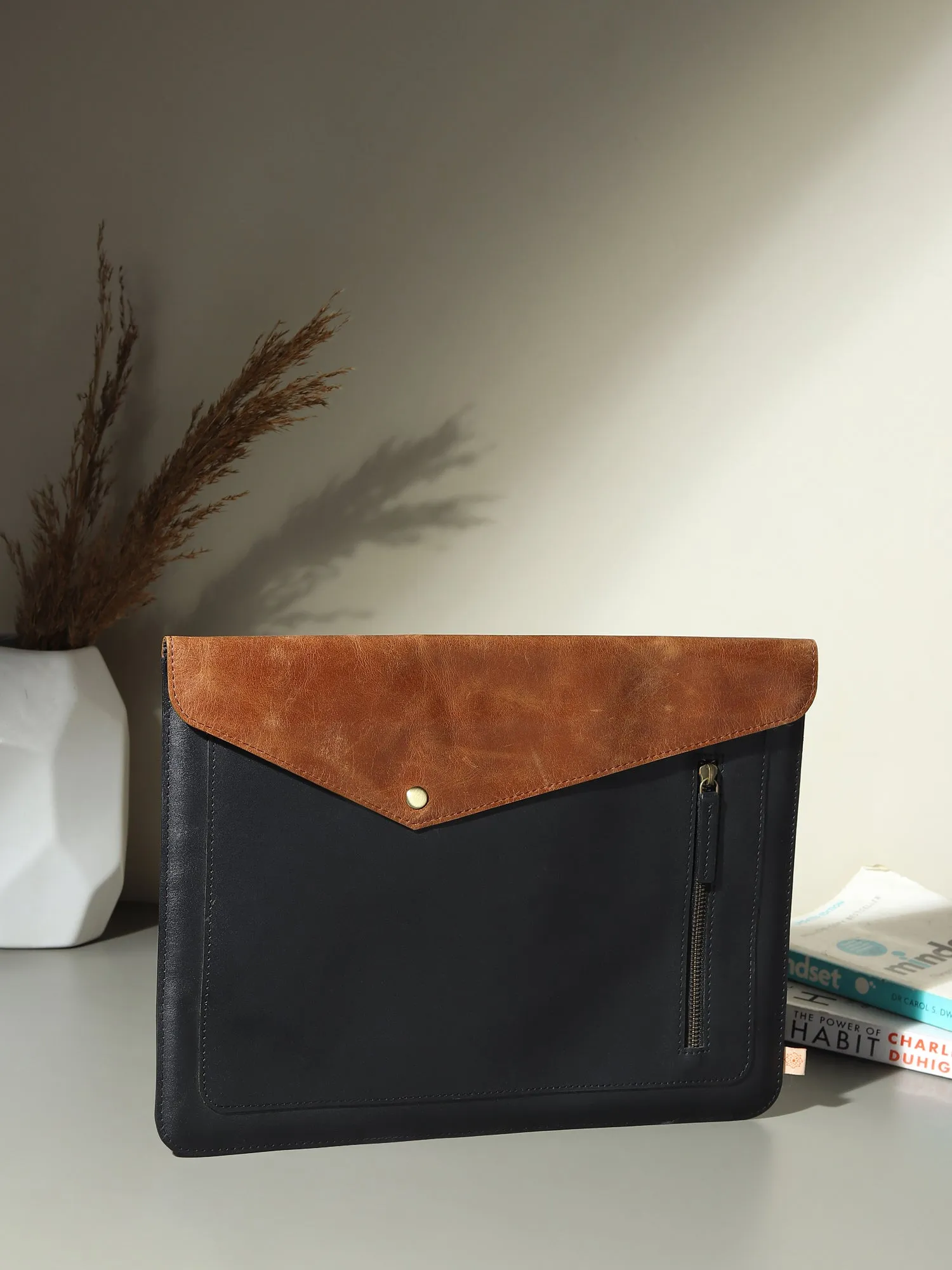 ABAZE - LEATHER LAPTOP SLEEVE